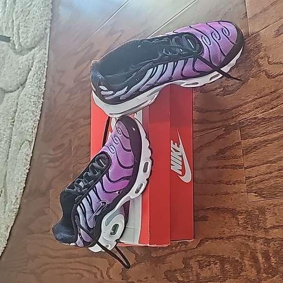 Sneakers - Picture 1 of 2